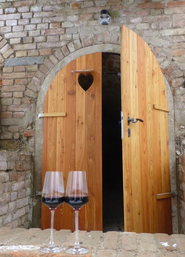 Pod Kralicim Vrchem Apartment Milovice  Bagian luar foto